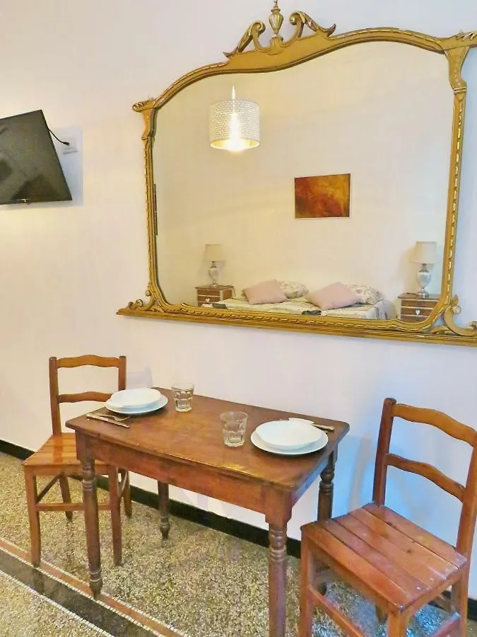 Central Chic Apartment Genoa